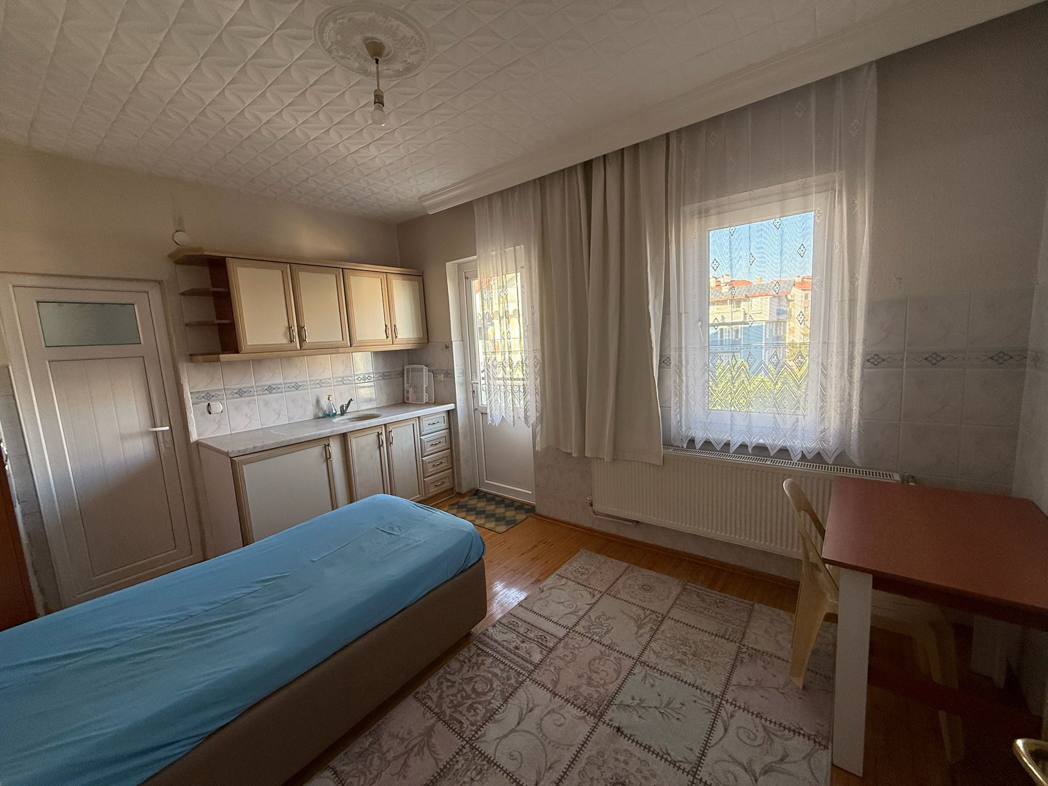 Tek kişilik banyo içinde balkonlu öğrenci odası