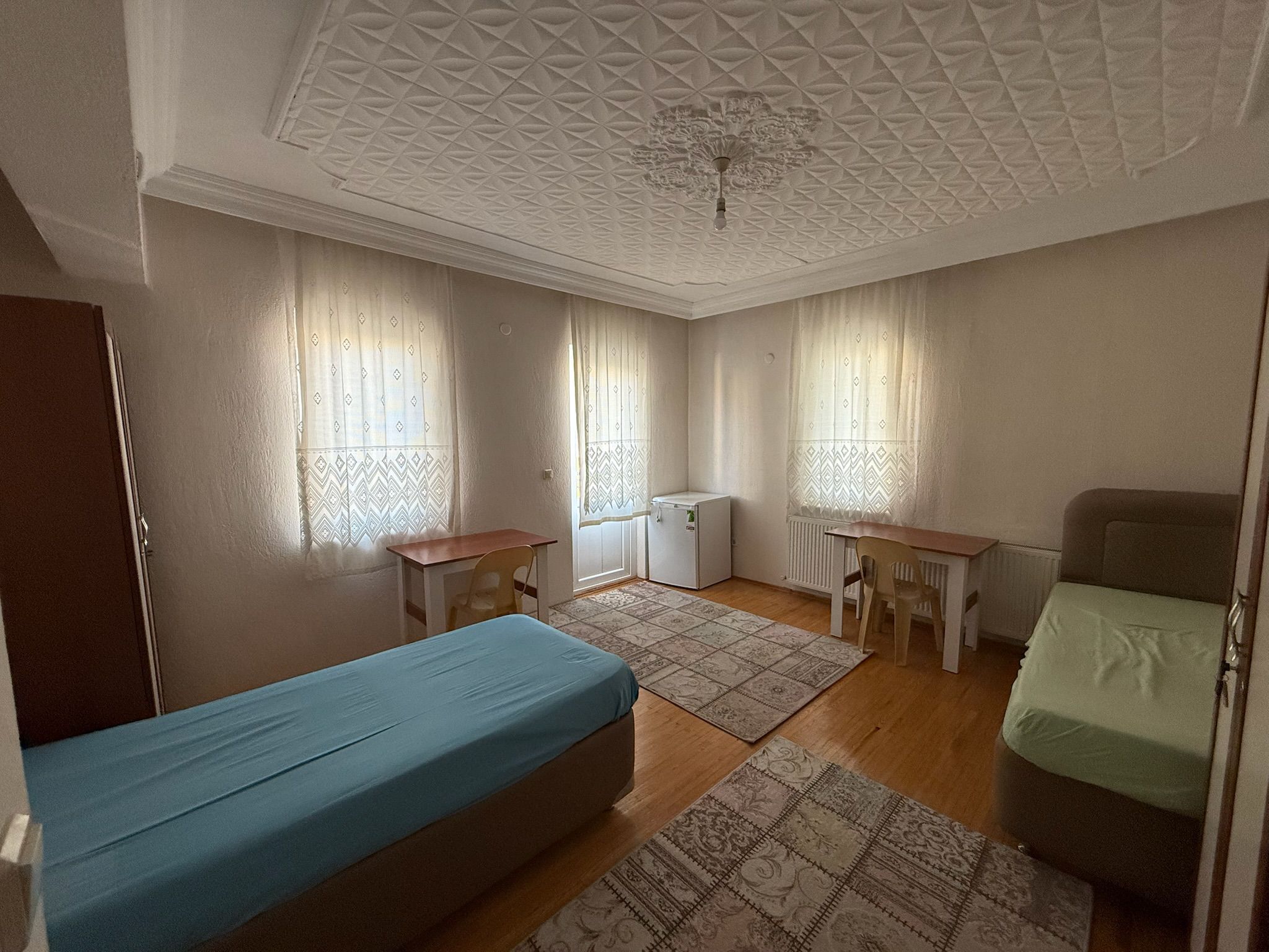 İki kişilik. Banyo tuvaleti 3 oda, 5 kişiyle sınırlı ortak kullanımdır.Kendi balkonu vardır..
