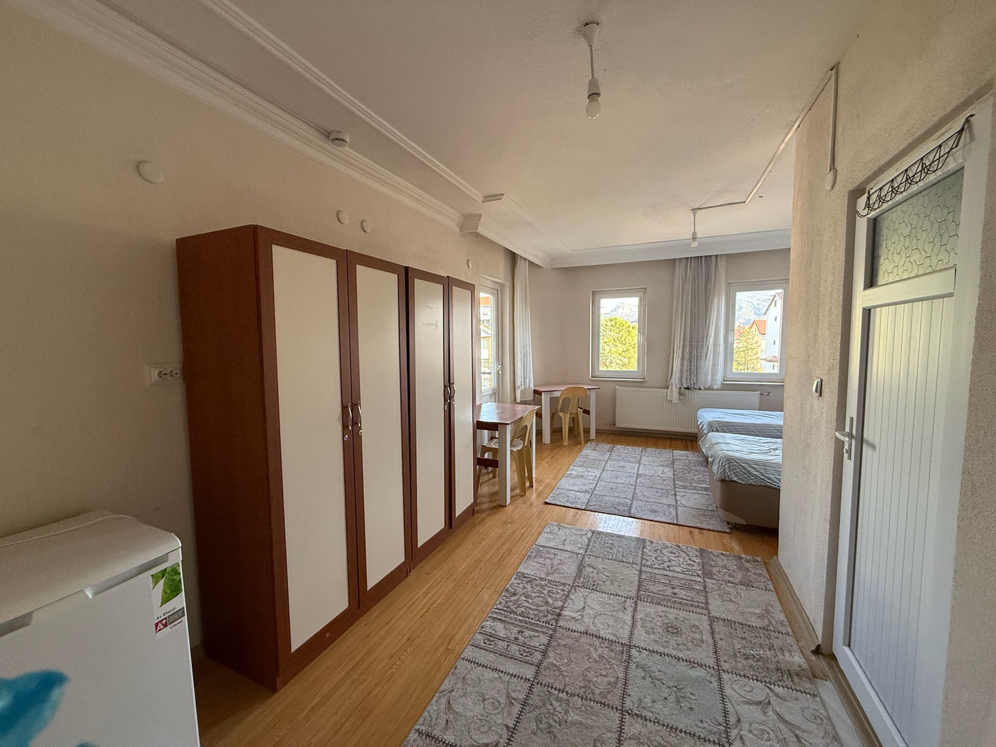 İki kişilik. Banyo tuvaleti içinde, kendi balkonu vardır..
