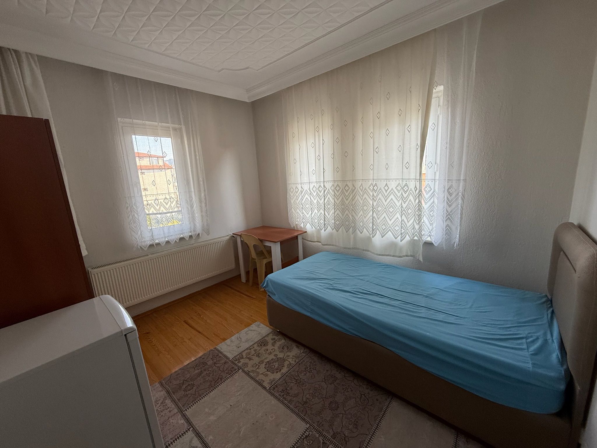 Tek kişilik. Banyo tuvaleti 3 oda, 5 kişiyle sınırlı ortak kullanımdır.Ortak balkona tabidir.