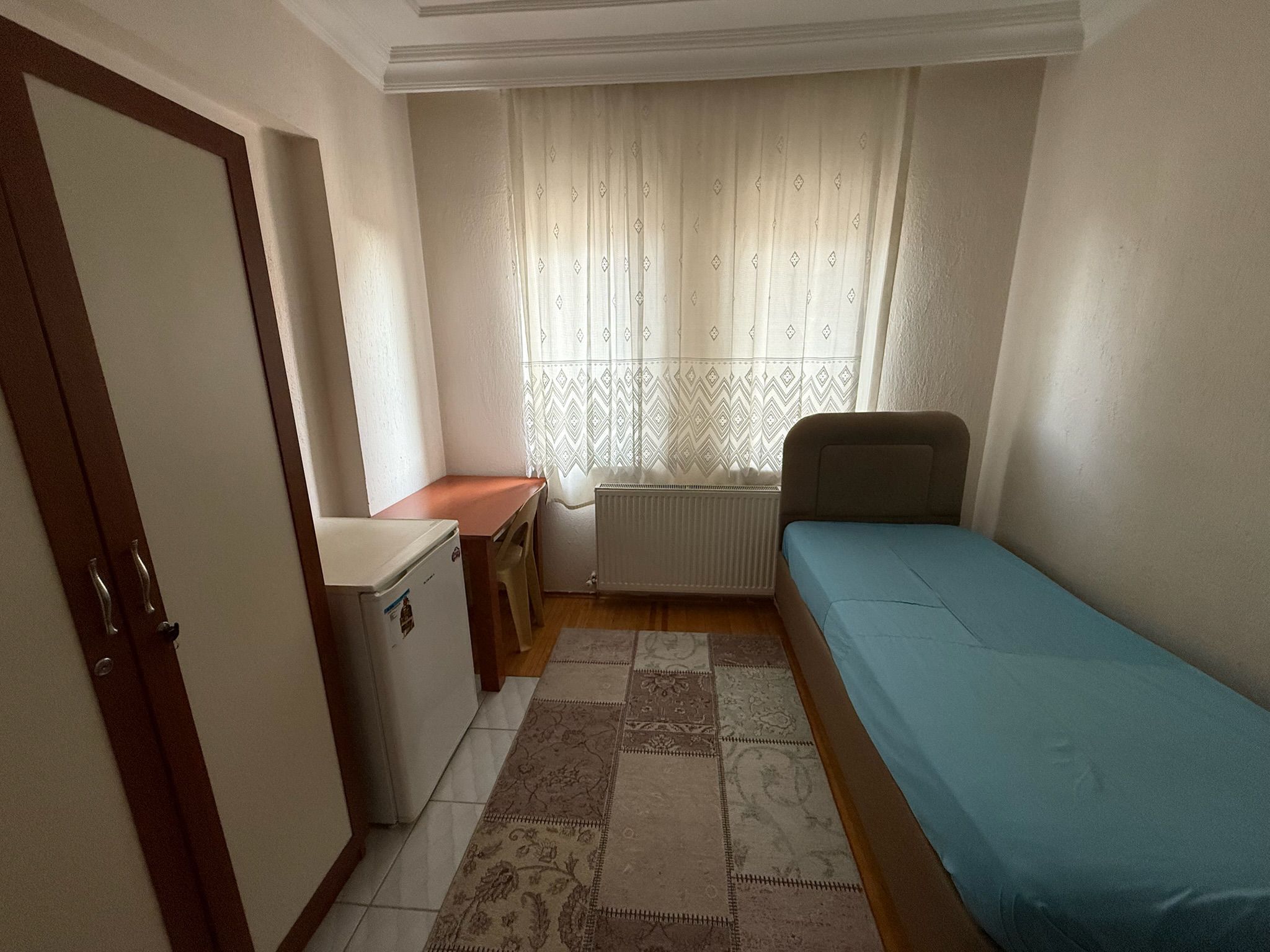 Tek kişilik. Banyo tuvaleti 3 oda, 5 kişiyle sınırlı ortak kullanımdır.Ortak balkona tabidir.